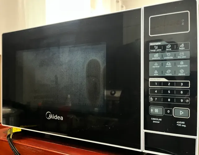 Micro-ondas 20L Branco Porta Preta Minuto Fácil Midea