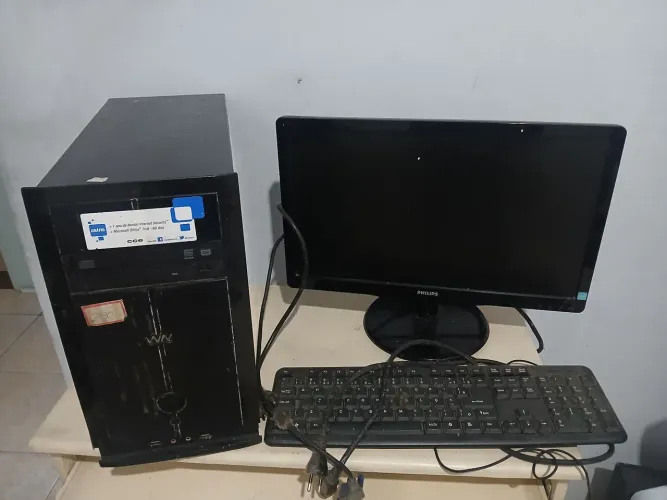 Computador com munitor e teclado