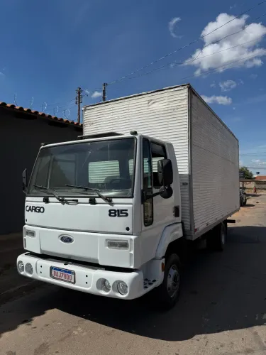 Ford cargo 815 baú