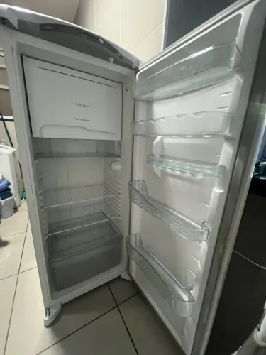 Vendo geladeira Frost Free Consul facility 253 lts em ótimo estado de uso, funcionando.