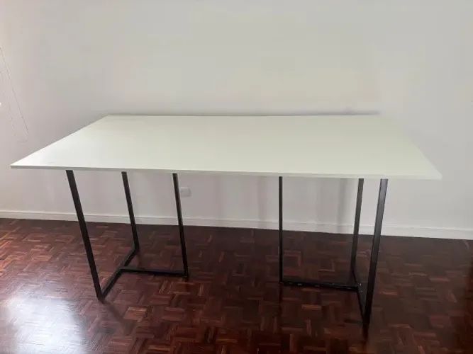 Mesa MDF Branca com pé de ferro alto
