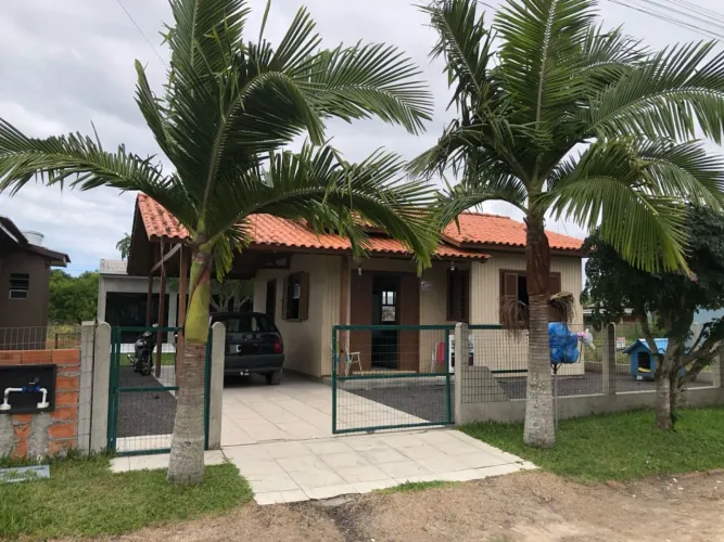 Linda casa com salão de festas em Santa Fé Balneário Gaivota- SC