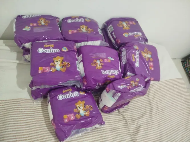 Fraldas tamanho G, 14 pacotes de fraldas com 18 unidades em cada pacote