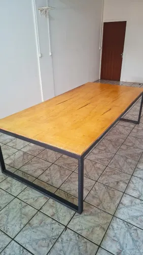 Mesa Industrial Grande de Madeira com Base em Metalon Preto - 2,50 m