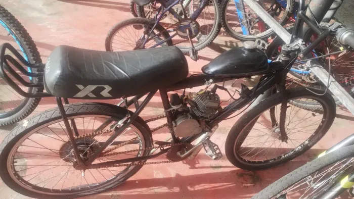 Bicicleta motorizada partida ao pedalar movida a gasolina