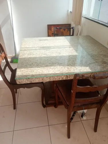 Mesa de 4 lugares de madeira trabalhada