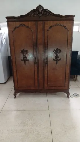 guarda-roupa de madeira macica clássico