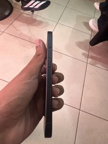iPhone - 16 