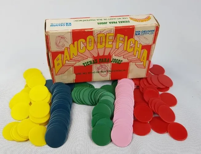 ANTIGA CAIXA COM FICHAS JOGOS DE TABULEIRO - ANOS 80/90
