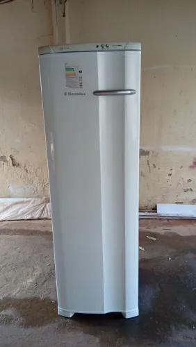Freezer vertical Eletrolux 240 litros