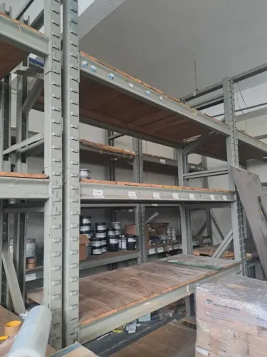 Prateleiras de ferro reforçado