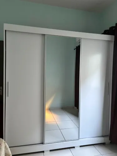Guarda-Roupa 3 portas de correr com espelho