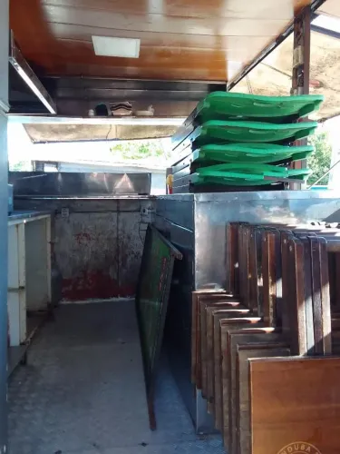 Vendo trailer completo, com mesas e cadeiras inclusos