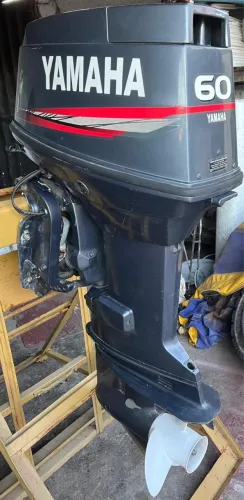 Motor Yamaha 60 HP 2T com Comando a distância e trim seminovo