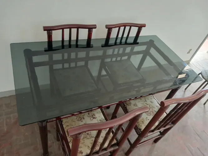 Mesa de jantar de madeira