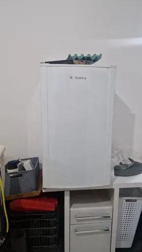 Frigobar Electrolux ligado por apenas seis meses
