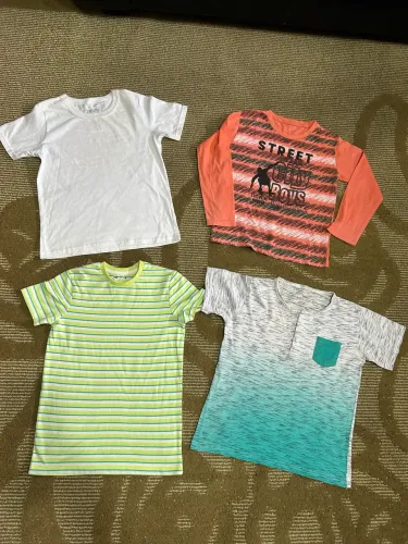 Kit com 4 camisetas infantis tamanho 8 anos