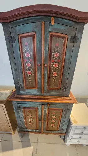 Conjunto de móveis rústicos. Móveis de madeira maciça.