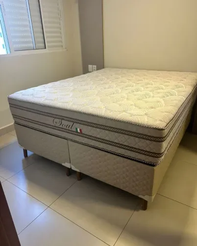 Cama Queen 1 mês de uso