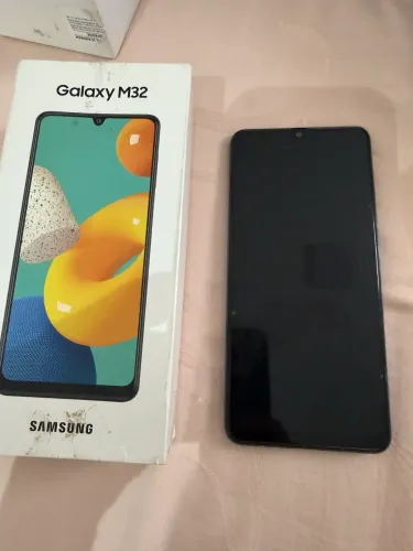 Samsung Galaxy M32 de 128 GB de memória interna e 6 GB de RAM.