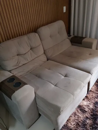 Sofá retrátil semi novo, sem marcas de uso, acompanha guarda copos.