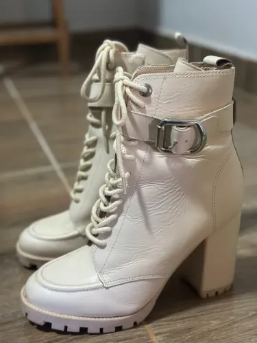 Bota coturno de salto tratorado Arezzo