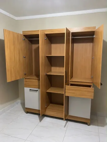 Guarda-Roupa 3 Portas com Gavetas - Muito Conservado