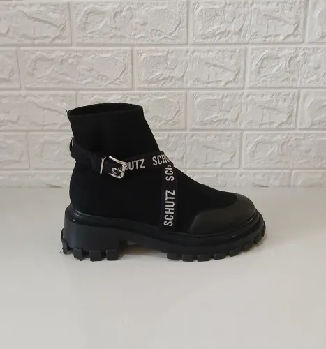 Bota Preta Schutz Baixa Tratorada Logo Knit