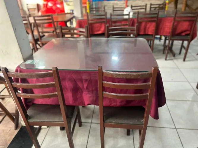 Conjunto de mesa com 4 cadeiras e o vidro