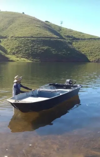 Barco completo , com motor e carretinha , aceito moto 