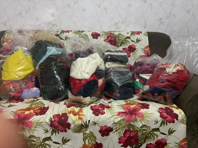 Lote de cortes de tecidos e retalhos diversos
