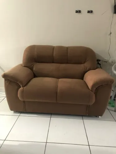 Vendo sofá 2 lugares muito confortável e espaçoso. Espuma e cobertura novas 