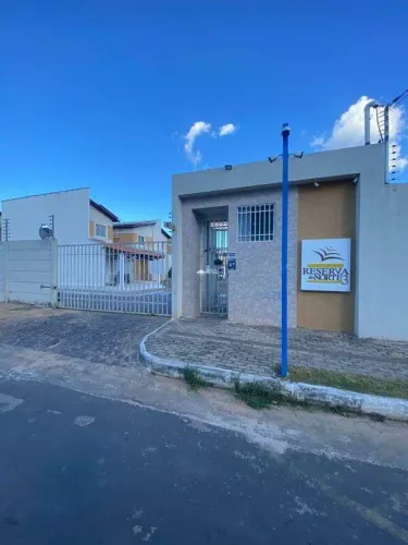 CASA EM CONDOMÍNIO NO BAIRRO SANTA MARIA COM DUAS VAGAS DE GARAGEM.