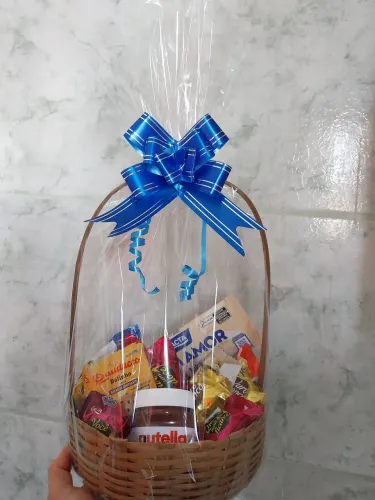 Cesta de chocolates e café da manhã 