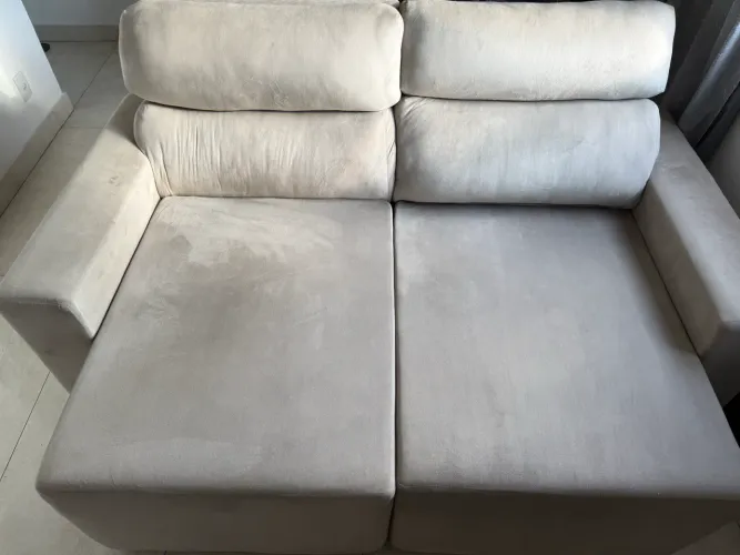 Sofá cinza claro 2 lugares retrátil
