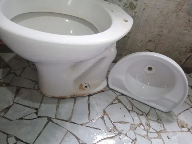 Bacia e pia de banheiro (usada)