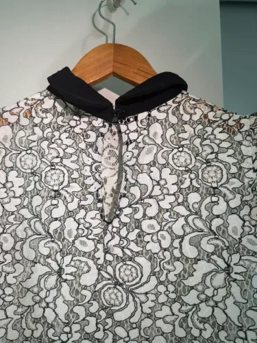 Blusa de renda detalhada