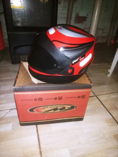 Vendo esse capacete novo na caixa