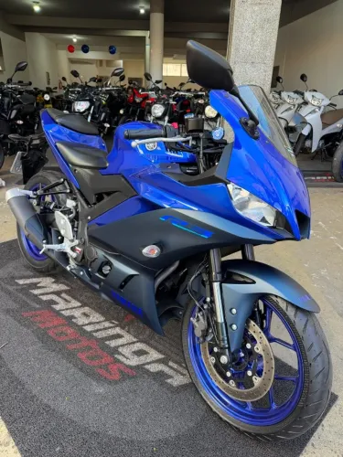YAMAHA R3 2023 BAIXÍSSIMO KM - AQUI NA MARINGA MOTOS