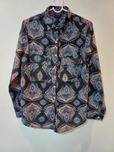 Camisa Le Lis Blanc colorida com bolsos frontais semi-nova,  100 % algodão. 