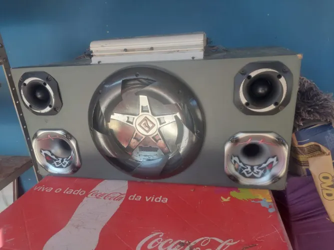 Caixa de som automotiva