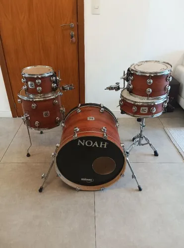 ## Shell pack de bateria com caixa Noah DC, 10,12,14,14,20, muito boas condições !!