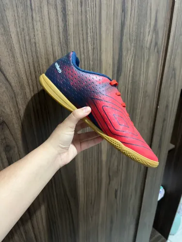 Venda-se chuteira Umbro, seminova