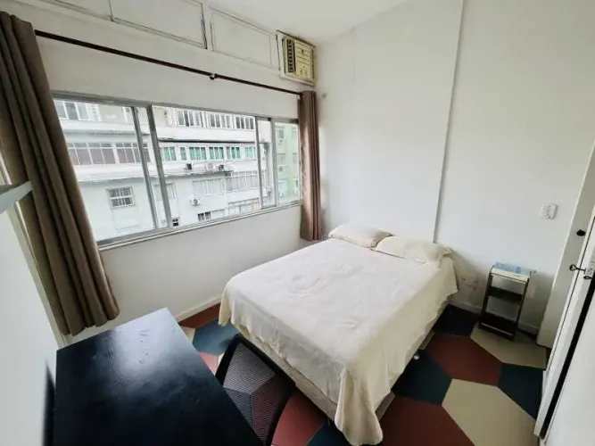 Excelente apartamento mobiliado com vaga de garagem, andar alto, vista livre em Copacabana