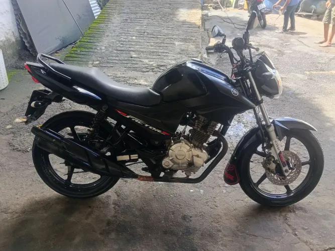 Vendo moto completa e emplacada 2017, preço 10 mil