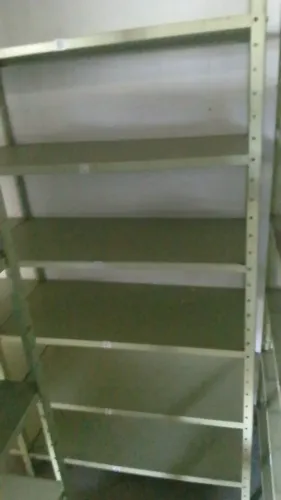 Estantes de aço