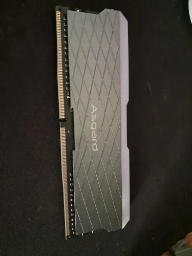 Memória Asgard 8 gb RGB pra sair rápido.