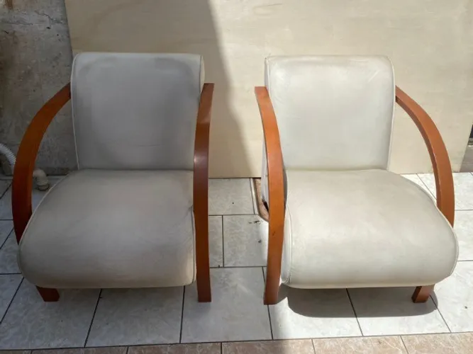 Par de Poltronas em Couro Sintético