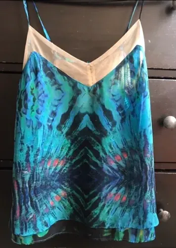 Blusa azul, com tule