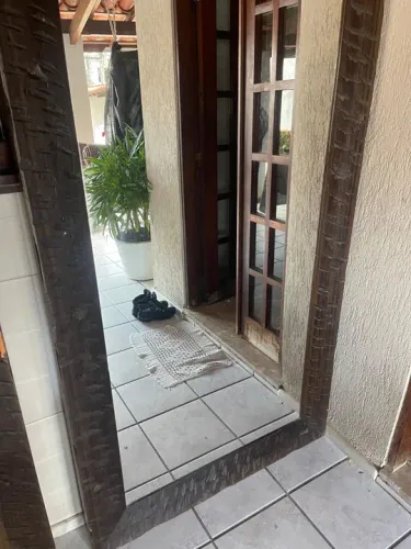 Espelho com moldura em madeira 